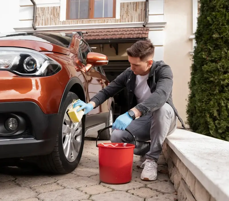 Lavage auto à domicile Bey : professionnel intervenant sur un véhicule